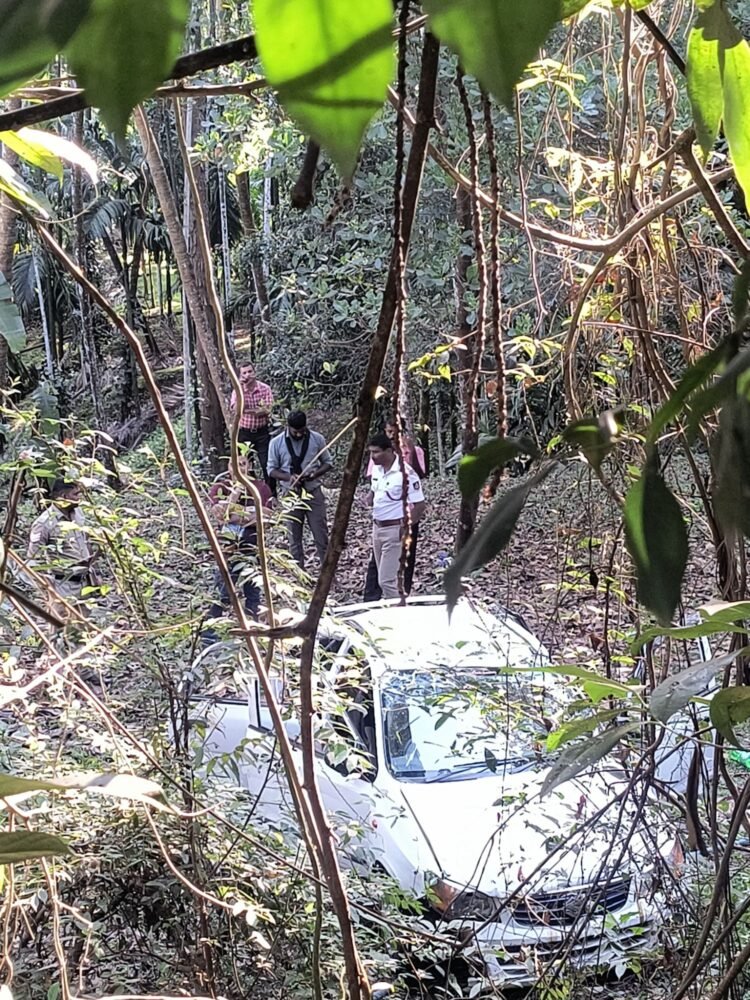 ಪರ್ಲಡ್ಕ ಜಂಕ್ಷನ್’ನಲ್ಲಿ ಹೊಂಡಕ್ಕೆ ಉರುಳಿದ ಕಾರು! ಸುಳ್ಯ ಮೂಲದ ಮೂವರು ಮೃತ್ಯು??