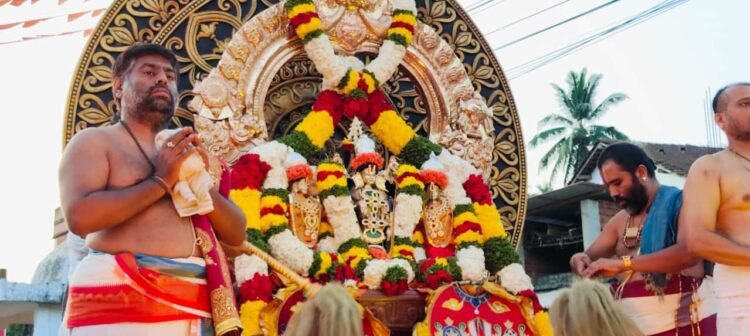 ಜಗಮಗಿಸುವ ಪುತ್ತೂರು ಪೇಟೆಯಲ್ಲಿ ಶ್ರೀನಿವಾಸ, ಶ್ರೀದೇವಿ, ಭೂದೇವಿಗೆ ವೈಭವದ ಮೆರವಣಿಗೆ; ದೃಶ್ಯ ವೈಭವದಲ್ಲಿ ಭಕ್ತಿಯ ಕ್ಷಣಗಳನ್ನು ಕಣ್ತುಂಬಿಕೊಳ್ಳಿ