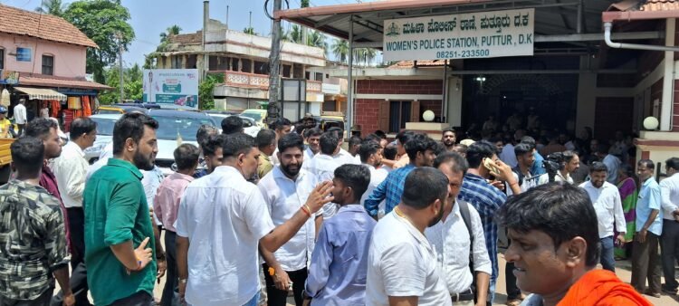 ಮಹಿಳಾ ವೈದ್ಯೆಯ ಮೇಲೆ ಹಲ್ಲೆಗೆ ಯತ್ನ: ಆರೋಪಿ ವಿರುದ್ಧ ಸೂಕ್ತ ಕ್ರಮಕ್ಕೆ ಆಗ್ರಹಿಸಿ ಪೊಲೀಸ್ ಠಾಣೆ ಮುಂಭಾಗ ಪ್ರತಿಭಟನೆ