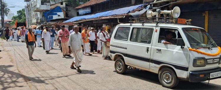 ಪುತ್ತೂರು ಶ್ರೀ ಮಹಾಕಾಳಿ ದೇವಸ್ಥಾನಕ್ಕೆ ಆಗಮಿಸಿದ ನಿಧಿಕುಂಭ ಮೆರವಣಿಗೆ | ನಿಧಿಕುಂಭಕ್ಕೆ ಸುವಸ್ತು ಅರ್ಪಿಸಿ ಧನ್ಯರಾದ ಭಕ್ತರು