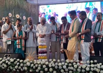 ನಿಮ್ಮ ವ್ಯಕ್ತಿತ್ವವೇ ಹಾಸ್ಯಕ್ಕೆ ವಸ್ತು: ಮದ್ಯಪ್ರಿಯರಿಗೆ ಎಚ್ಚರಿಕೆ ನೀಡಿದ ವೀರೇಂದ್ರ ಹೆಗ್ಗಡೆ | ತೆಂಕಿಲ ಗೌಡ ಸಮುದಾಯ ಭವನದಲ್ಲಿ ಗಾಂಧಿಸ್ಮೃತಿ, ಬೃಹತ್ ಜನಜಾಗೃತಿ ಸಮಾವೇಶ
