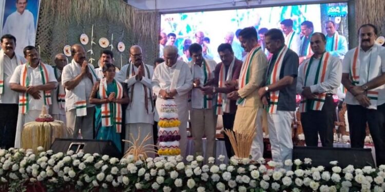 ನಿಮ್ಮ ವ್ಯಕ್ತಿತ್ವವೇ ಹಾಸ್ಯಕ್ಕೆ ವಸ್ತು: ಮದ್ಯಪ್ರಿಯರಿಗೆ ಎಚ್ಚರಿಕೆ ನೀಡಿದ ವೀರೇಂದ್ರ ಹೆಗ್ಗಡೆ | ತೆಂಕಿಲ ಗೌಡ ಸಮುದಾಯ ಭವನದಲ್ಲಿ ಗಾಂಧಿಸ್ಮೃತಿ, ಬೃಹತ್ ಜನಜಾಗೃತಿ ಸಮಾವೇಶ