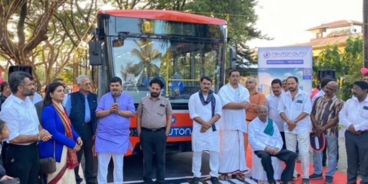 ಮಂಗಳೂರು: ಮೊದಲ ಖಾಸಗಿ ಇ_ ಬಸ್ಗೆ ಹಸಿರು ನಿಶಾನೆ : ನಗರ ಸಾರಿಗೆಯಲ್ಲಿ ಹೊಸ ಅಧ್ಯಾಯ