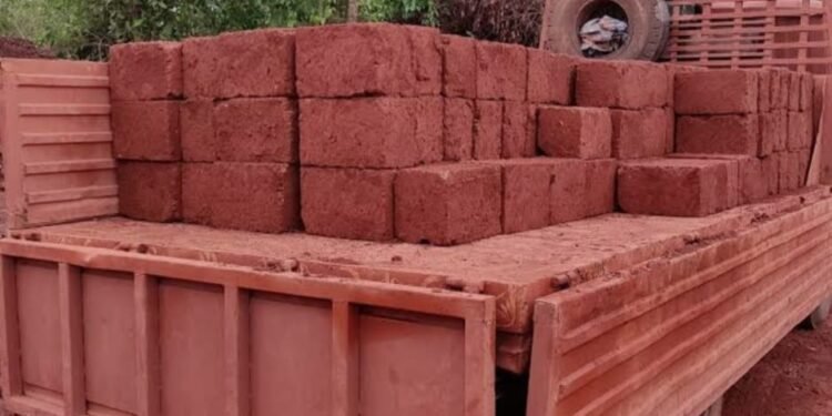 ಅಕ್ರಮ ಕೆಂಪುಕಲ್ಲು ಸಾಗಾಟಕ್ಕೆ ಕಡಿವಾಣ: ವಿಟ್ಲದಲ್ಲಿ ಎರಡು ಲಾರಿಗಳ ಜಪ್ತಿ