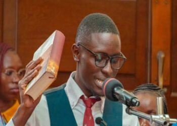 ಭಗವದ್ಗೀತೆ ಹಿಡಿದು ಪ್ರಮಾಣವಚನ ಸ್ವೀಕರಿಸಿದ ಕೀನ್ಯಾದ ಯುವ ನಾಯಕ