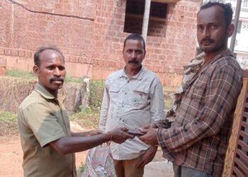 ‌ ತ್ಯಾಜ್ಯ ವಾಹನದಲ್ಲಿ ತಪ್ಪಾಗಿ ಸೇರಿದ ಹಣ-ಮೊಬೈಲ್ ಚೀಲ: ವಾರಸುದಾರರಿಗೆ ಸುರಕ್ಷಿತ ಹಸ್ತಾಂತರ