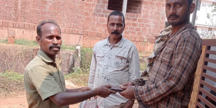 ‌ ತ್ಯಾಜ್ಯ ವಾಹನದಲ್ಲಿ ತಪ್ಪಾಗಿ ಸೇರಿದ ಹಣ-ಮೊಬೈಲ್ ಚೀಲ: ವಾರಸುದಾರರಿಗೆ ಸುರಕ್ಷಿತ ಹಸ್ತಾಂತರ