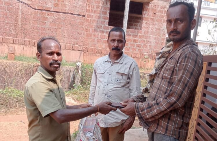 ‌ ತ್ಯಾಜ್ಯ ವಾಹನದಲ್ಲಿ ತಪ್ಪಾಗಿ ಸೇರಿದ ಹಣ-ಮೊಬೈಲ್ ಚೀಲ: ವಾರಸುದಾರರಿಗೆ ಸುರಕ್ಷಿತ ಹಸ್ತಾಂತರ