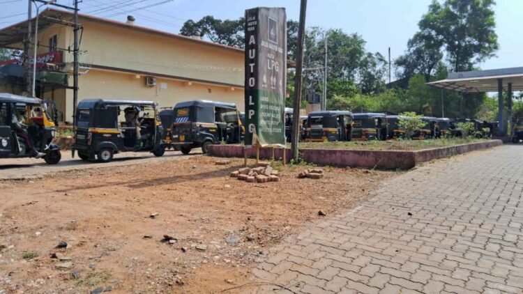 ಆಟೋ ರಿಕ್ಷಾಕ್ಕೆ ತಟ್ಟಿದ ಗ್ಯಾಸ್ ಅಭಾವ!! ಸಂಪ್ಯದಲ್ಲಿ ಗ್ಯಾಸಿಗಾಗಿ ಆಟೋ ಸರತಿ ಸಾಲು!