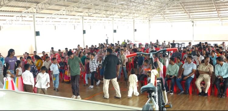 ಮಾಣಿ ಬಾಲವಿಕಾಸ ಆಂಗ್ಲ ಮಾಧ್ಯಮ ಶಾಲೆಯಲ್ಲಿ ವಿಟಿವಿ ವಿಟ್ಲ ಸಾರಥ್ಯದ ಜ್ಞಾನದಾಟ ಮಕ್ಕಳ ಸ್ಪರ್ಧಾ ಕೂಟ ಕಾರ್ಯಕ್ರಮ | ಲಕ್ಕಿ ಕೂಪನ್ ವಿಜೇತ ವಿದ್ಯಾರ್ಥಿಗಳಾದ ದೈವಿಕ್ ಬಿ ಮತ್ತು ಶಿಫಾ ಫಾತಿಮಾರವರಿಗೆ ಗೇರ್ ಸೈಕಲ್ ವಿತರಣೆ