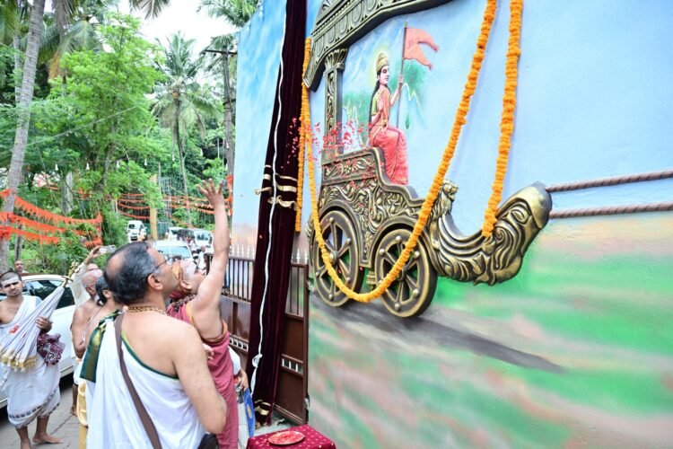 ಅಂಬಿಕಾ ಸಮೂಹ ಶಿಕ್ಷಣ ಸಂಸ್ಥೆಗಳ ರಜತಮಹೋತ್ಸವ ಸಮಾರೋಪ, ಗುರುವಂದನಾ ಕಾರ್ಯಕ್ರಮ | ಹಿಂದೂ ಧರ್ಮ ರಕ್ಷಣೆಗೆ ಪ್ರತಿಯೊಬ್ಬರೂ ಕೈಜೋಡಿಸಬೇಕು: ಶ್ರೀ ಶೃಂಗೇರಿ ಶಾರದಾ ಪೀಠಾಧೀಶ್ವರ ಜಗದ್ಗುರು ಶ್ರೀ ವಿಧುಶೇಖರ ಭಾರತೀ ಸ್ವಾಮೀಜಿ