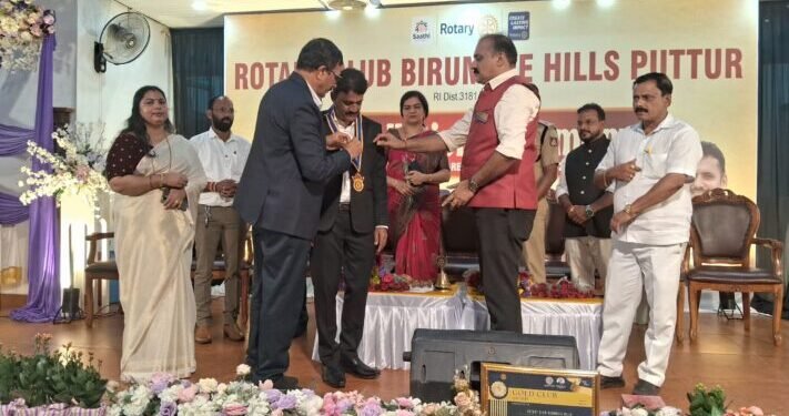 ರೋಟರಿ ಕ್ಲಬ್ ಬಿರುಮಲೆ ಹಿಲ್ಸ್ ಅಧ್ಯಕ್ಷರಾಗಿ ಡಾ. ಗೋಪಾಲಕೃಷ್ಣ, ಕಾರ್ಯದರ್ಶಿಯಾಗಿ ಸಂತೋಷ್ ಕುಮಾರ್ ಪದ ಸ್ವೀಕಾರ | ಡಾ. ಸುರೇಶ್ ಪುತ್ತೂರಾಯರಿಗೆ ಸನ್ಮಾನ