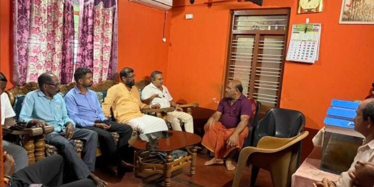 ಪುರುಷರಕಟ್ಟೆ ಪ್ರಕರಣ: ಸಾರ್ವಜನಿಕವಾಗಿ ಆಯುಧ ಪ್ರದರ್ಶಿಸಿ, ಇದೀಗ ರಾಜಕೀಯ ಸಂಧಾನ ಸರಿಯಲ್ಲ | ವಿಶ್ವ ಹಿಂದೂ ಪರಿಷತ್ ಪ್ರಮುಖರು ಭೇಟಿ ನೀಡಿ, ಪೋಷಕರಿಗೆ ಸಾಂತ್ವನ