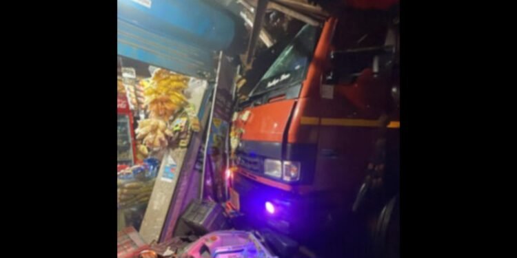 ನಿಯಂತ್ರಣ ತಪ್ಪಿದ ಲಾರಿ ಅಂಗಡಿಗೆ ನುಗ್ಗಿ ಅವಾಂತರ; ಆಕ್ಟಿವಾ ಜಖಂ