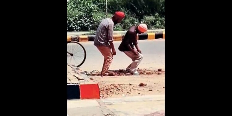 ನಿಂತ್ರೆ ನಿಂತ ಹಾಗೇ – ಬೆಲ್ ಬಾಟಂ ಸಿನಿಮಾ ಮಾದರಿಯ ಡ್ರಗ್!! ಇಬ್ಬರು ಯುವಕರ ವಿಚಿತ್ರ ವರ್ತನೆಗೆ ಸಾರ್ವಜನಿಕರ ಆತಂಕ!