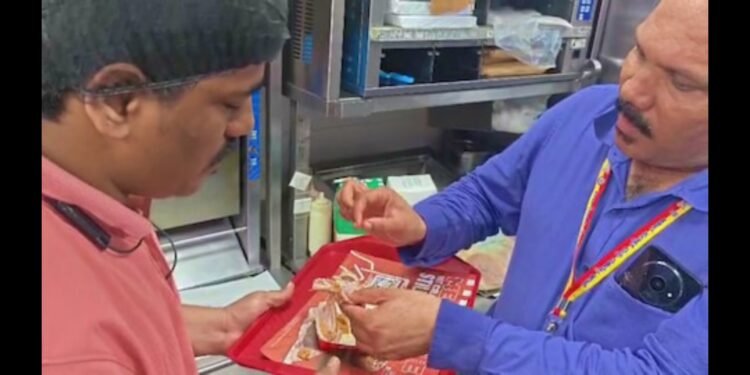 ಮಂಗಳೂರಿನ KFC ಮೇಲೆ ಆಹಾರ ಸುರಕ್ಷತಾ ಅಧಿಕಾರಿಗಳ ದಾಳಿ: 4 ತಿಂಗಳ ಹಳೆಯ ಕೋಳಿ ಮಾಂಸ ಪತ್ತೆ!