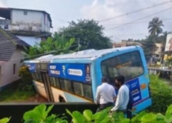 ಪುತ್ತೂರು: ತಪ್ಪಿದ ಭಾರೀ ಅನಾಹುತ: ಬ್ರೇಕ್ ಫೇಲ್ ಆಗಿ ಕಾಂಪೌಂಡ್‌ಗೆ ಡಿಕ್ಕಿ ಹೊಡೆದ ಬಸ್..!
