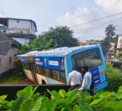 ಪುತ್ತೂರು: ತಪ್ಪಿದ ಭಾರೀ ಅನಾಹುತ: ಬ್ರೇಕ್ ಫೇಲ್ ಆಗಿ ಕಾಂಪೌಂಡ್‌ಗೆ ಡಿಕ್ಕಿ ಹೊಡೆದ ಬಸ್..!