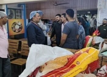 ಸಾಂಬಾರ್‌ನಲ್ಲಿ ಜಿರಳೆ ಪತ್ತೆ ದೂರು: ತೊಕ್ಕೊಟ್ಟಿನ ವೃಂದಾವನ್ ಹೋಟೆಲ್‌ಗೆ ದಿಢೀರ್ ದಾಳಿ