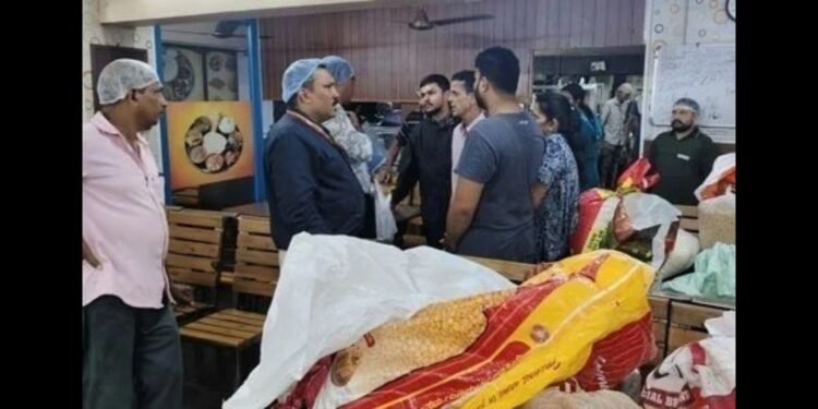 ಸಾಂಬಾರ್ನಲ್ಲಿ ಜಿರಳೆ ಪತ್ತೆ ದೂರು: ತೊಕ್ಕೊಟ್ಟಿನ ವೃಂದಾವನ್ ಹೋಟೆಲ್ಗೆ ದಿಢೀರ್ ದಾಳಿ