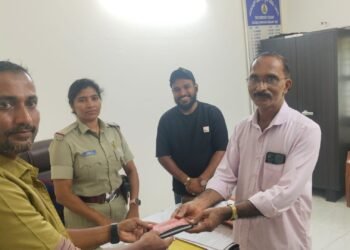 ಪುತ್ತೂರು: ₹3 ಲಕ್ಷ ಮೌಲ್ಯದ ಚಿನ್ನ, ಹಣವಿದ್ದ ಪರ್ಸ್ ವಾರಸುದಾರರಿಗೆ ಹಸ್ತಾಂತರ; ಆಟೋ ಚಾಲಕನ ಪ್ರಾಮಾಣಿಕತೆಗೆ ಮೆಚ್ಚುಗೆ