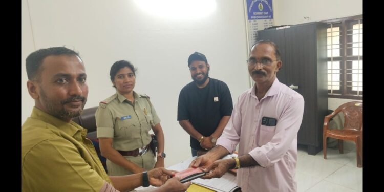 ಪುತ್ತೂರು: ₹3 ಲಕ್ಷ ಮೌಲ್ಯದ ಚಿನ್ನ, ಹಣವಿದ್ದ ಪರ್ಸ್ ವಾರಸುದಾರರಿಗೆ ಹಸ್ತಾಂತರ; ಆಟೋ ಚಾಲಕನ ಪ್ರಾಮಾಣಿಕತೆಗೆ ಮೆಚ್ಚುಗೆ