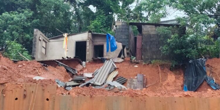 ಸಂಪ್ಯ: ಭಾರೀ ಮಳೆಗೆ ಕೊಲ್ಯದಲ್ಲಿ ಬರೆ ಜರಿದು, ಕುಸಿದ ಮನೆ!!