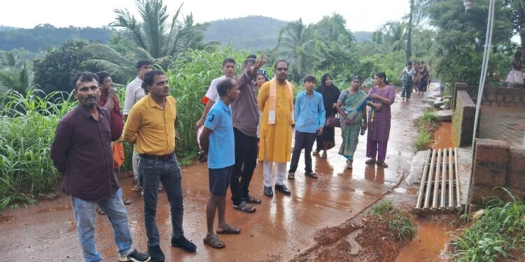 ಕೊಲ್ಯ ಕಾಲನಿ ಪ್ರದೇಶಕ್ಕೆ ಹೆಚ್ಚುವರಿ ಅನುದಾನ ಅಗತ್ಯ | ಕುಸಿತಗೊಂಡ ಮನೆಗೆ ಭೇಟಿ ನೀಡಿ ಕೆಪಿಸಿಸಿ ಸಂಯೋಜಕ ಕಾವು ಹೇಮನಾಥ ಶೆಟ್ಟಿ