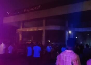 ಮಂಗಳೂರು ಹುಂಡೈ ಶೋರೂಂನಲ್ಲಿ ಬೆಂಕಿ: 1 ಕಾರು ಭಸ್ಮ, 8 ಕಾರುಗಳಿಗೆ ಹಾನಿ!!