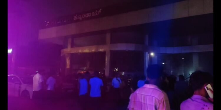 ಮಂಗಳೂರು ಹುಂಡೈ ಶೋರೂಂನಲ್ಲಿ ಬೆಂಕಿ: 1 ಕಾರು ಭಸ್ಮ, 8 ಕಾರುಗಳಿಗೆ ಹಾನಿ!!