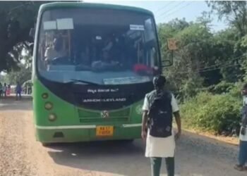 ವಿದ್ಯಾರ್ಥಿಗಳನ್ನು ಕರೆದೊಯ್ಯದೆ ಬಸ್ ತೆರಳಲು ಯತ್ನ: ಬಸ್ ಮುಂಭಾಗದಲ್ಲಿ ವಿದ್ಯಾರ್ಥಿನಿ ಪ್ರತಿಭಟನೆ