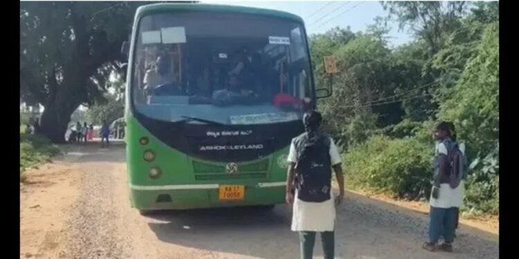ವಿದ್ಯಾರ್ಥಿಗಳನ್ನು ಕರೆದೊಯ್ಯದೆ ಬಸ್ ತೆರಳಲು ಯತ್ನ: ಬಸ್ ಮುಂಭಾಗದಲ್ಲಿ ವಿದ್ಯಾರ್ಥಿನಿ ಪ್ರತಿಭಟನೆ