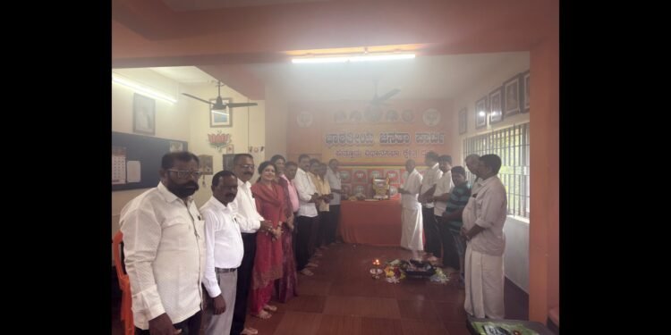 ಪುತ್ತೂರು ಬಿಜೆಪಿ ಕಚೇರಿಯಲ್ಲಿ ಪಂಡಿತ್ ದೀನದಯಾಳ್ ಉಪಾಧ್ಯಾಯರ ಜನ್ಮದಿನ ಆಚರಣೆ !!