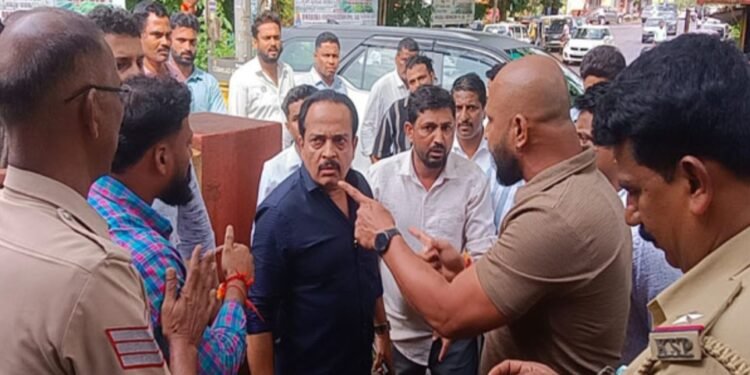 ಪುತ್ತೂರು: ಪ್ರೆಸ್ ಕ್ಲಬ್ ಅವರಣದಲ್ಲಿ ಶಾಸಕರ ಬೆಂಬಲಿಗರಿಂದ ಹಕೀಂ ಕೂರ್ನಡ್ಕ ಪ್ರೆಸ್ಮೀಟ್ ತಡೆ ಯತ್ನ ..!!