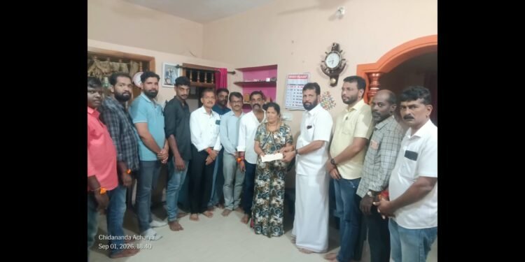 ಕಾವು: ಅನಾರೋಗ್ಯದಿಂದ ಬಳಲುತ್ತಿರುವ ಈಶ್ವರ ಆಚಾರ್ಯರಿಗೆ ಪುತ್ತಿಲ ಪರಿವಾರದಿಂದ ವೈದ್ಯಕೀಯ ನೆರವು