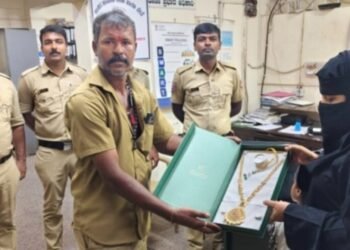 ಆಟೋದಲ್ಲಿ ಸಿಕ್ಕ 48 ಗ್ರಾಂ ಚಿನ್ನ ವಾರಸುದಾರರಿಗೆ ಹಸ್ತಾಂತರ: ಚಾಲಕ ಬಸವರಾಜ್ ಪ್ರಾಮಾಣಿಕತೆಗೆ ಮೆಚ್ಚುಗೆ