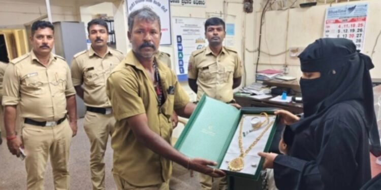 ಆಟೋದಲ್ಲಿ ಸಿಕ್ಕ 48 ಗ್ರಾಂ ಚಿನ್ನ ವಾರಸುದಾರರಿಗೆ ಹಸ್ತಾಂತರ: ಚಾಲಕ ಬಸವರಾಜ್ ಪ್ರಾಮಾಣಿಕತೆಗೆ ಮೆಚ್ಚುಗೆ
